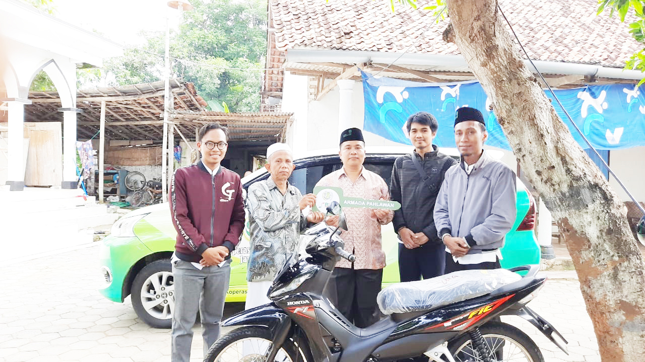 BAITUL MAAL KSPPS NURI JATIM BERIKAN HADIAH SEPEDA MOTOR KEPADA GURU TELADAN