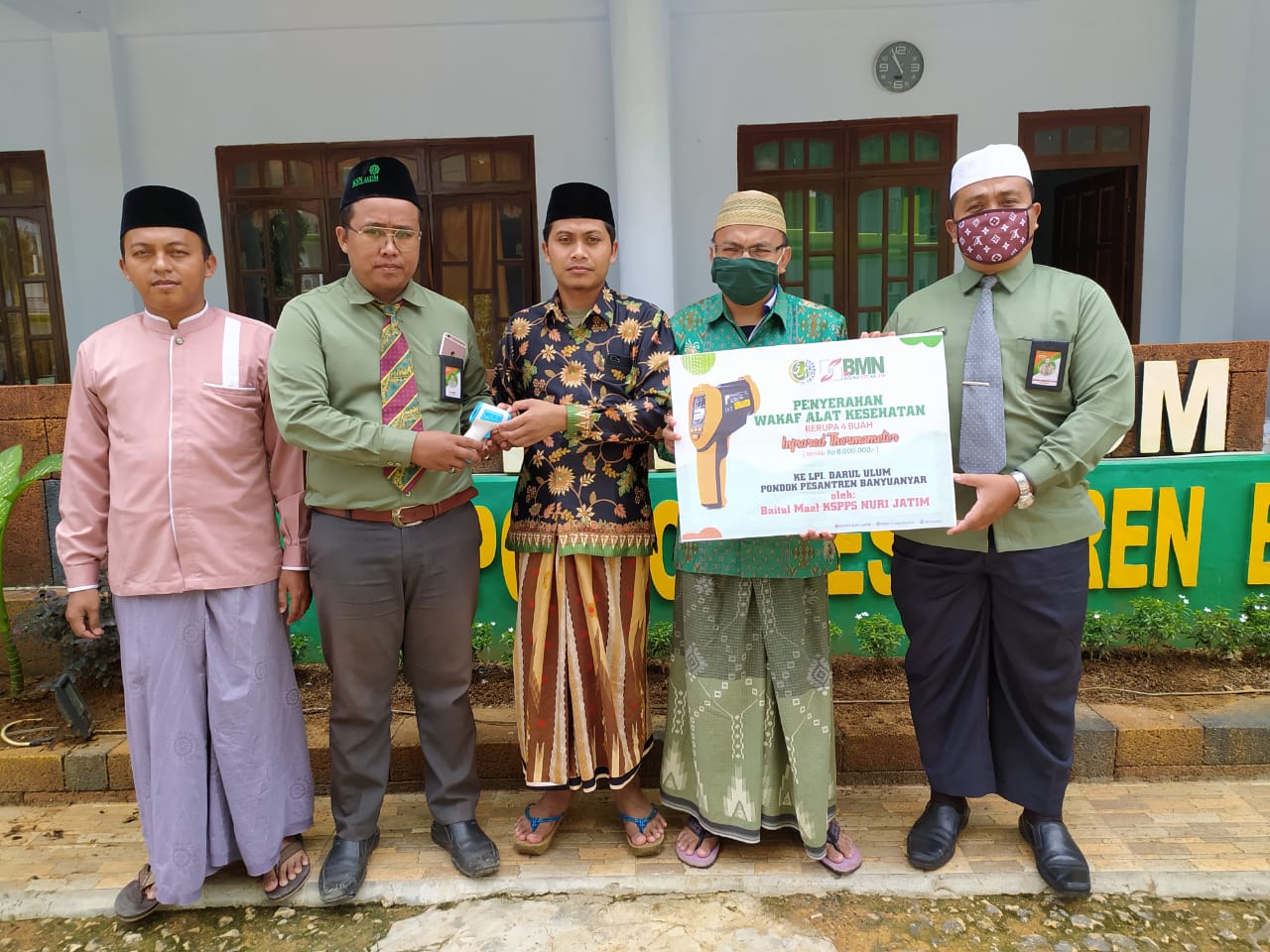 Lawan Penyebaran Covid-19 di Pesantren, BMN Serahkan Bantuan Alat Kesehatan Berupa Infrared Thermometer Ke LPI Darul Ulum PP Banyuanyar