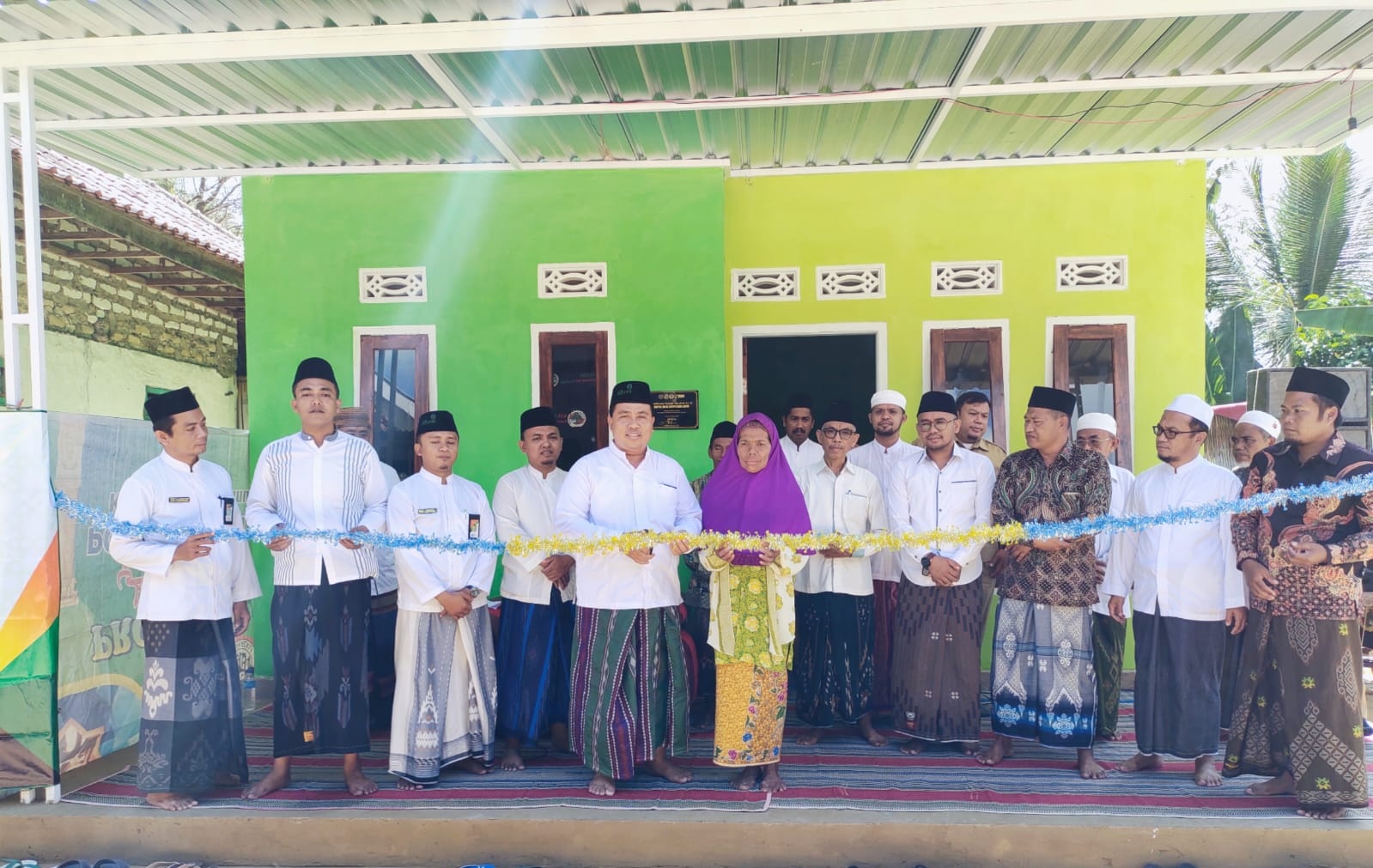 Nenek Paruh Baya Ini Tak Kuat Menahan Tangis Setelah Terima Kunci Rumah Dari Baitul Maal Nuri